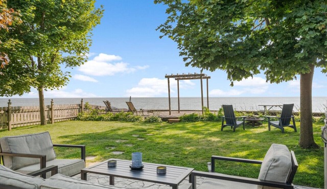 Bird’s Eye View 🌅 | Lakefront Retreat with Hot Tub, Firepit & Cozy Fireplace