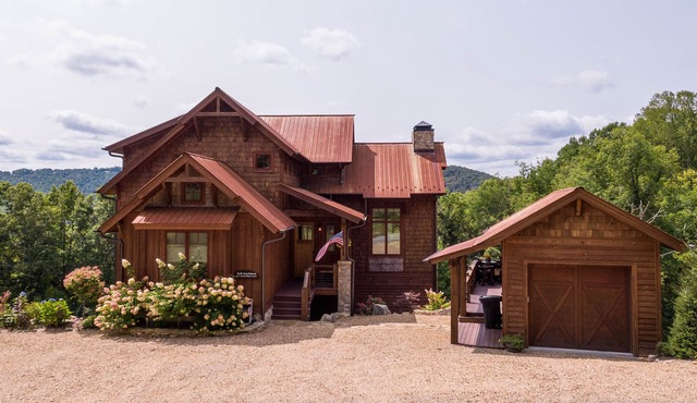 Birds Nest Retreat - Eagles Nest Village, hot tub, views, outdoor fireplace!