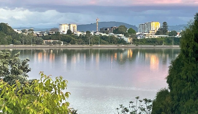 Birdsong Haven stunning views and access to the walking/cycling track