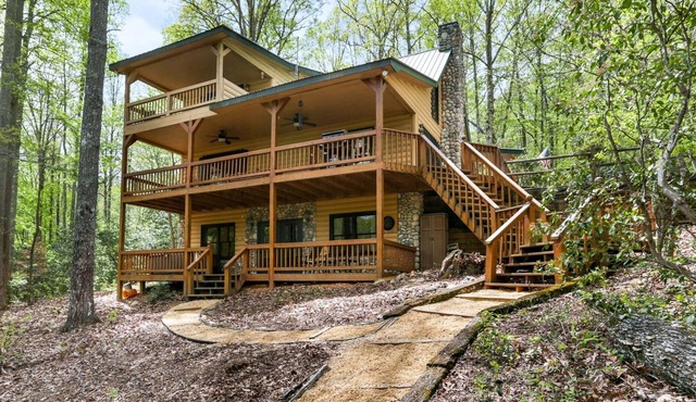 Birdsong Lake-3rd Night Free in April. Private Lake, Hot Tub, Fire Pit