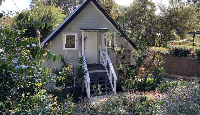 BIRDSONG Stylish private couples loft with water glimpses through the treetops.
