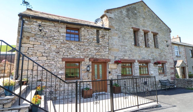 BIRKETT BARN, family friendly, with hot tub in Kirkby Stephen