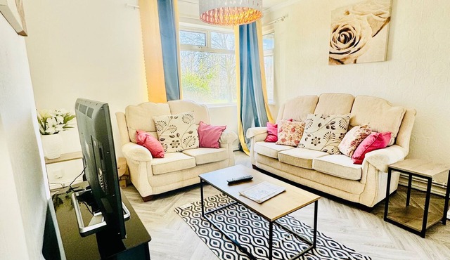 Birmingham 3 bedrooms- Sleeps 6- Free parking