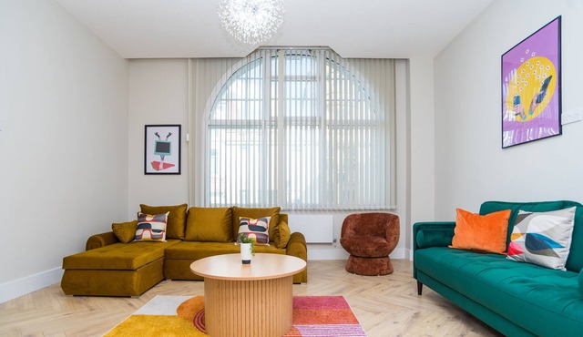 Birmingham 4 Bedroom Apartment - With Parking