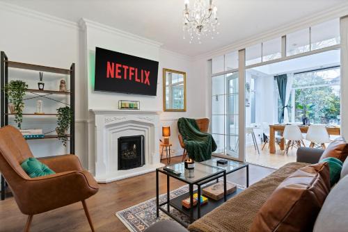 Birmingham Gem-Stylish 5 Bed house near NEC, BHX, HS2 - Huge Parking & Fast WiFi!