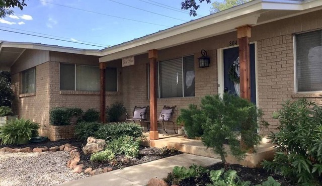 Birmingham House- Blocks from the Llano River, Shopping, and Restaurants