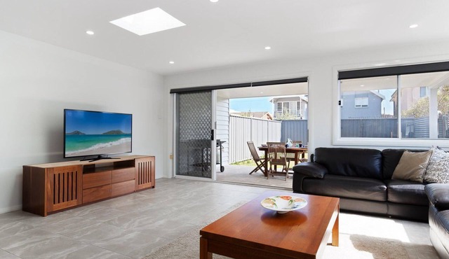 Birubi Breezes, 2/7 Fitzroy St - Large Duplex with Air Con, WIFI & 5 minute walk to the beach