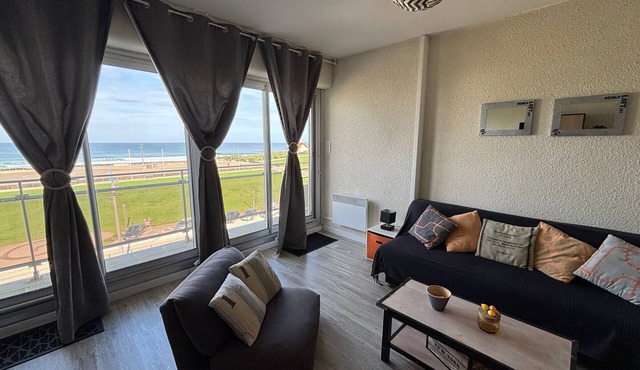 Biscarrosse Beach: 1BR Apt with Terrace, Parking, Oceanfront
