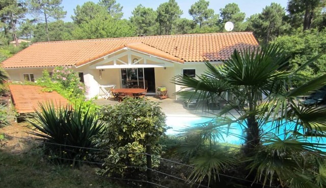Biscarrosse golf villa with heated pool between ocean and lake