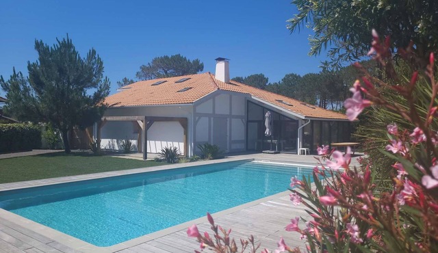 Biscarrosse – Villa with Pool, 300 m from the Beaches, for 13 People
