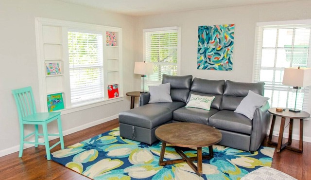 Bishop Arts 1BR | Local Art | Walk to Downtown