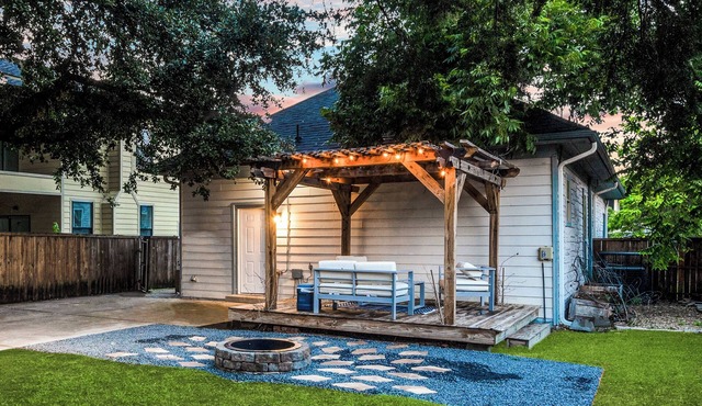 Bishop Arts 3BR - Walkable Restaurants & Nightlife - World Cup 2026 - Sleeps 10