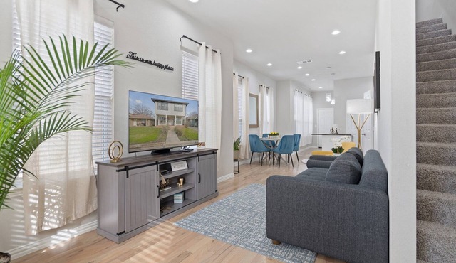 Bishop Arts Duplex w/Yard – Pet Friendly 3BR/2.5BA