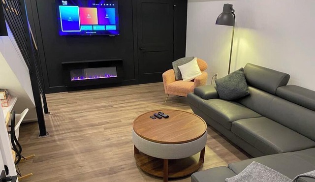 Bishop House, Sleeps 8, Downtown with Hot Tub!