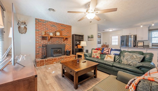 Bishop Ridge Retreat in Blacksburg: quiet country views, 7 mins to downtown, deck and cozy stove.