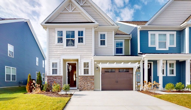 Bishop's Landing townhouse with grill, outdoor pool, gym, tennis court, shuttle