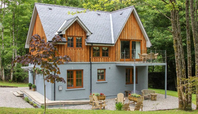 Bishops Bay Luxury Cottage beside Loch Leven in the Scottish Highlands