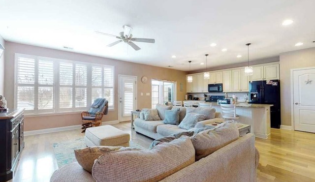 Bishops Landing Furnished Home w/Private Washer/Dryer, Shared Pool, WiFi