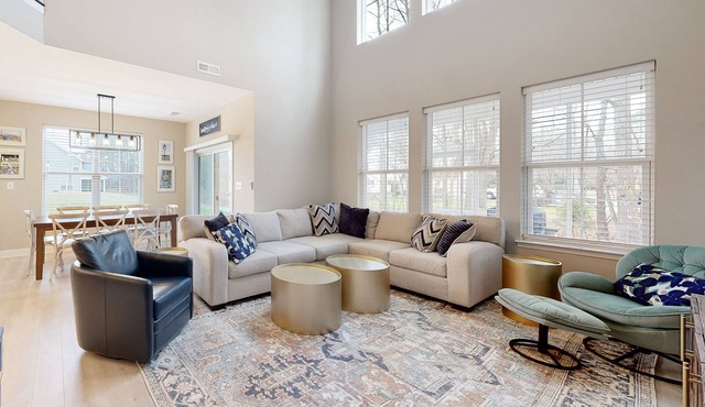 Bishops Landing townhome with screened porch, patio, on-site pool & tennis