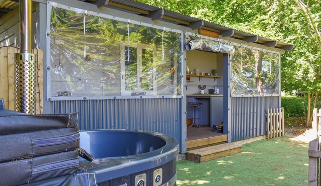 Bishy Barney Bee Shepherds Hut