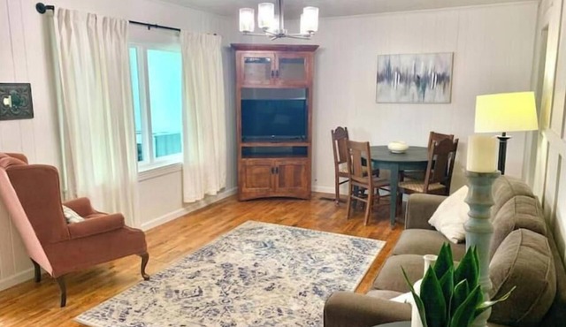 Bison Hall 4, no cleaning fee, near court square