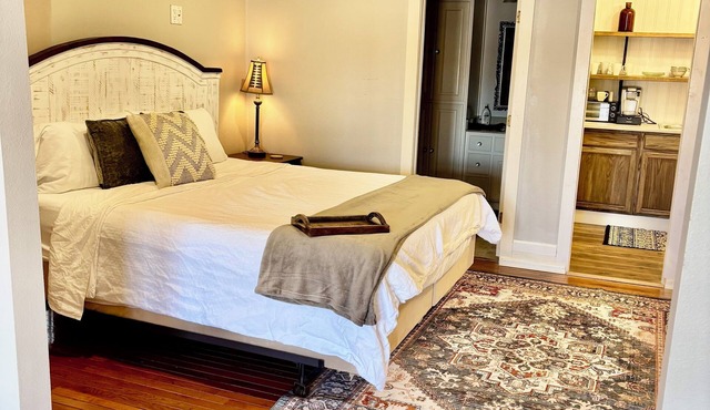 Bison Hall 6, No cleaning fee, 1 block from court square