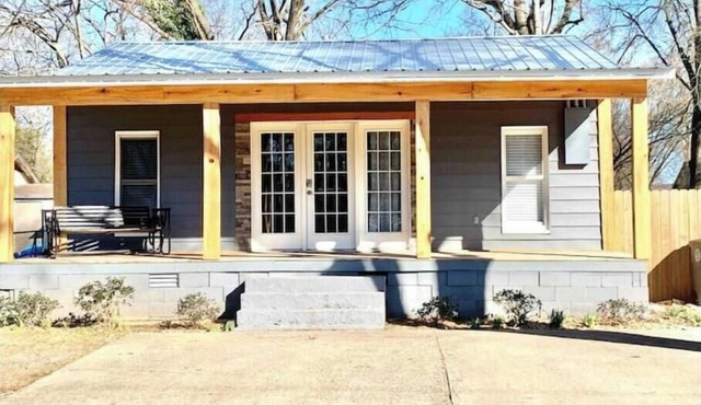 Bison Home, no cleaning fee. 1 block from Harding