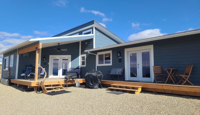 Bitterroot valley view! 8 bedrooms with 4 living/kitchen spaces enjoy it all.