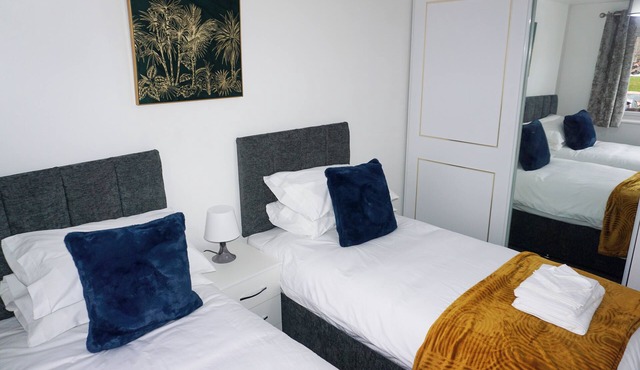 Biz & Fam Sleeps 7 Wigan w/Parking, Self-Check-in