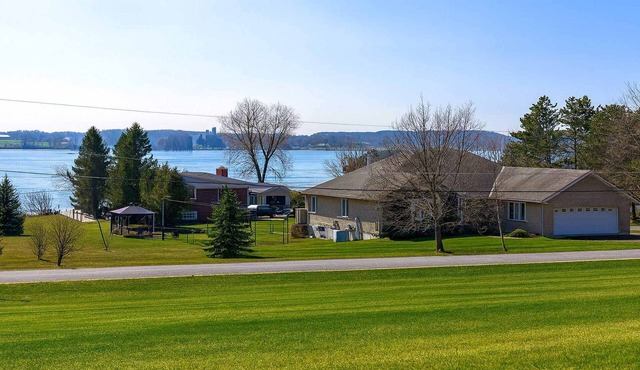 BizLodge Napanee Hillside Bayview | Group & Family