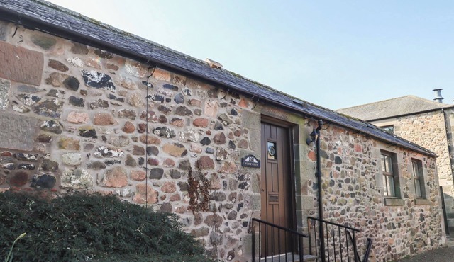 BIZZIE LIZZIE, pet friendly, with pool in Wooler