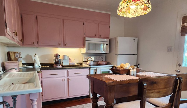Bizzys Bungalow, 2 bedroom with wifi and golf cart