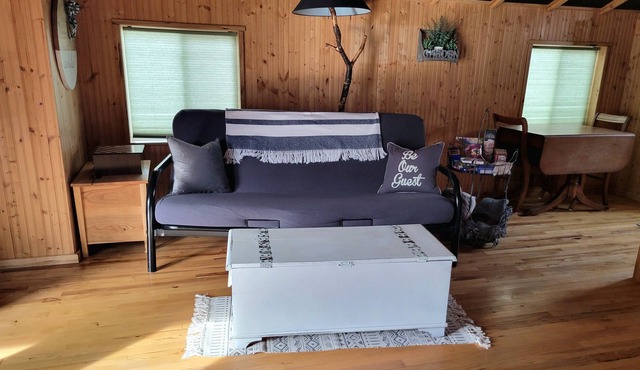 BK Farm / A Cozy Guesthouse Steps from Outdoor Activities / Newburg, MN