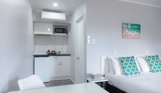 Bk's Palm Court Motor Lodge