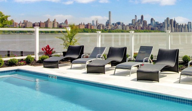 Black 2Br near River 10 min to NYC