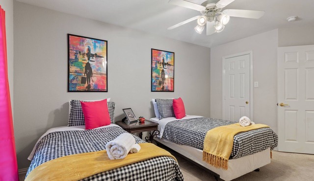 Black and White Rental 4-bedroom home in charming Grand Prairie with AC, WiFi