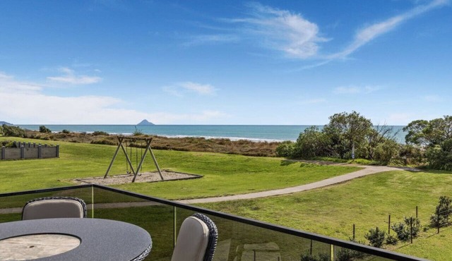 Black Bach- Beachfront Paradise Retreat