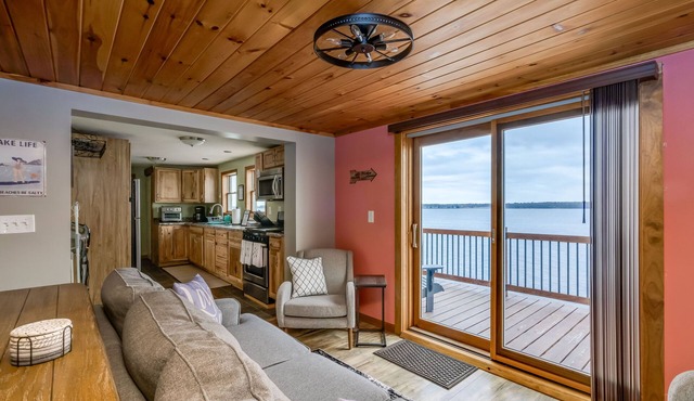 Black Bay Chalet- Lake front home with magnificent views