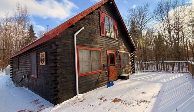 Black Bear Den, Pet Friendly Cabin with Shared Lake Access Sleeps 9 Guests