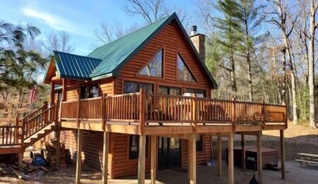 Black Bear Cabin-Hot tub, Pet friendly, Riverfront