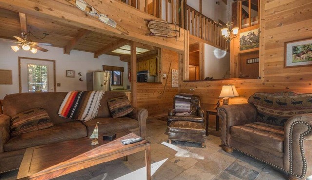 Black Bear Cabin in Homewood - walk to lake