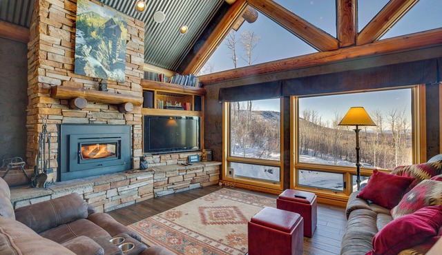 'Black Bear Cabin' Near Skiing & Hiking!