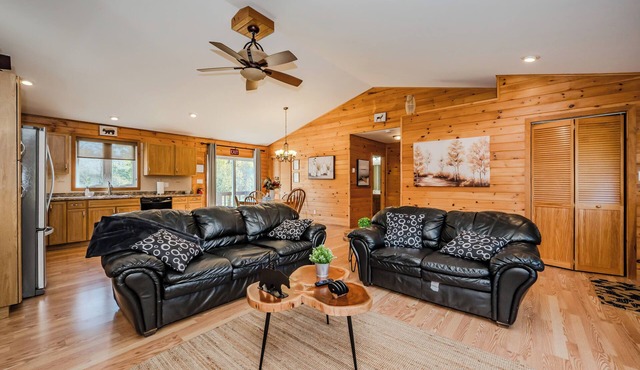 Black Bear Cottage - Cozy 4-Season Cottage w/Hot Tub