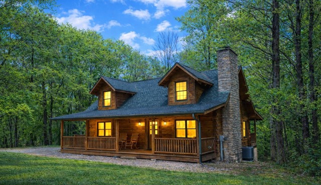 Black Bear Hideaway: A bear-themed cozy and pet friendly lodge in Hocking Hills