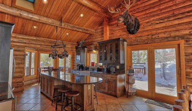 Black Bear Lodge, Beautiful 3BR Cabin with Private Hot Tub