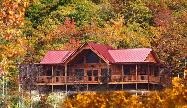 Black Bear Lodge Great Smoky Mtns, Hot Tub, Polar Express, King Bed, WiFi