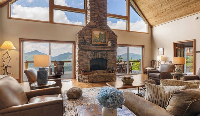Black Bear Lodge - Home with Panoramic Mountain Views!