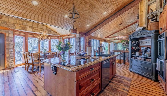 Black Bear Lodge - Luxury lakefront, sleeps 15