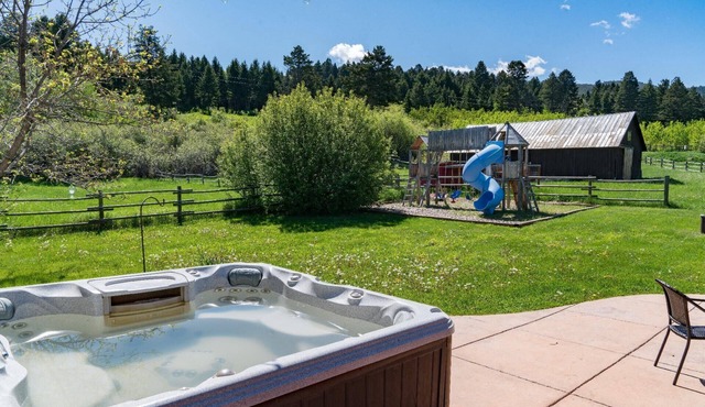 Black Bear Ranch -Large home near Bozeman's Hyalite Canyon with peace & quiet