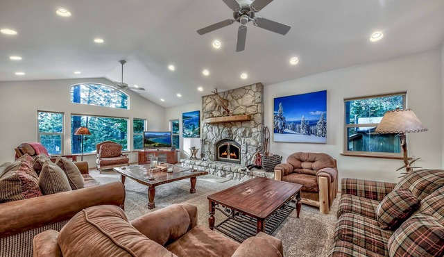Black Bear Villa - large 4 BR, 4 BA, hot tub, incredible game room for kids